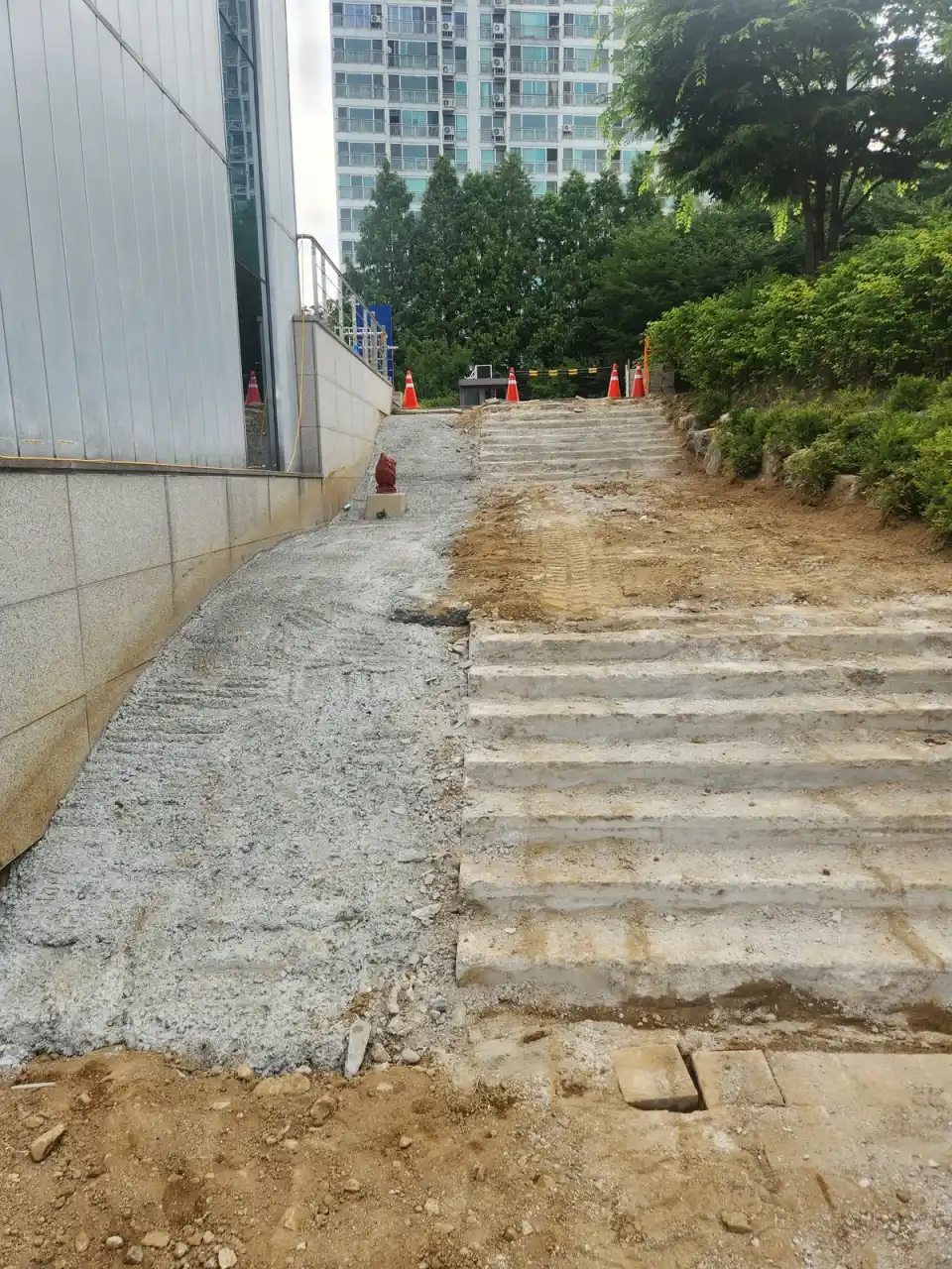 화단 경계 판석을 앉히기 전 기초 구간을 정리한 모습